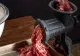 O femeie a ajuns la spital după ce şi-a prins degetele în maşina de tocat carne. Accidentul casnic a pus pe jar ISU Harghita