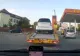 Scene șocante în trafic: Un polițist a luat la bătaie un șofer cu pumnii și picioarele - VIDEO