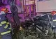 Mașină făcută ghem de fiare, după ce a intrat cu viteză într-o scară de bloc. În urma impactului violent, s-a aprins ca o torță! - FOTO