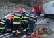 Accident pe Valea Oltului: O mașină după s-a izbit de un camion. Au intervenit echipele de descarcerare. Traficul pe DN 7 - blocat total