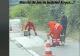 Asfaltare „Made in Romania”, pe o șosea din Argeș. Muncitorul „întinde” betonul cu șomoigul de crengi! VIDEO