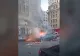 Panică la București. O mașină a luat foc din senin în parcarea din fața Teatrului Bulandra VIDEO
