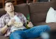 Țara care a inventat „Prima de dat jos de pe canapea”. Oferă 1.000 de euro șomerilor ca să vină la muncă