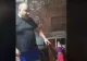 Românul este inventiv. Imagini halucinante! Un bărbat arată cum își usucă lenjeria