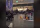 Pianistul român care a făcut show într-un aeroport din Italia. Oamenii l-au filmat