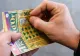 Noroc extraordinar: un bărbat a câştigat la loterie un milion de dolari cu o bancnotă găsită pe jos! Ce și-a propus să facă cu banii