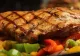Salată de crudități cu piept de pui. O mâncare ideală pentru cine vrea să slăbească