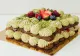 Tiramisu cu ciocolată și cremă de fistic, decorat cu fructe proaspete