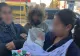 Bebeluș de nicio lună, folosit de mamă pentru cerșit, la Bistrița. Micuțul era ținut afară, în frig: ce măsuri a luat poliția 