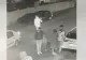 Tineri filmaţi în timp ce se urcă pe capota unei maşini care face accident. Unul dintre ei a ajuns la spital cu răni grave