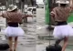 Scene inedite în mijlocul Bucureștiului: O tânără dansează pe manele, în ploaie, într-o intersecție aglomerată