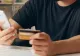 O nouă înșelăciune face victime pe bandă rulantă: telefoane la 49 de lei. Cum îți sunt furate datele bancare