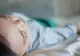 Scandal fără precedent: Doi părinți și-au tuns fiul de 6 ani la chelie și l-au pus să stea în scaun cu rotile pentru a strânge donații. Au pretins că este bolnav de cancer