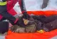 Un ucrainean căzut într-o răpă pe muntele inzăpezit a fost salvat. Pisica lui, pe care o ținea sub geacă, l-a ținut în viață