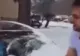Un tată și-a folosit bebelușul ca să șteargă zăpada de pe mașină. Filmarea a stârnit un val de furie - VIDEO