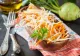 Salată de gulii. Rețetă savuroasă, pentru porția de sănătate. Ingredientul care îi dă o savoare desăvârșită