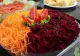 Salată de sfeclă roșie cu morcovi, cartofi și mazăre, o rețetă ideală după mesele îmbelugate de sărbători