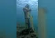  Statuie INEDITĂ găsită pe fundul unui lac. Un cavaler în armură stă neclintit și nimeni nu știe cine l-a pus acolo