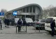 Alertă la o intrare aglomerată de metrou! Doi indivizi au tras cu mitralierele