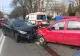 Carambol pe o stradă din Pitești. Cinci mașini au fost implicate. Doi oameni au ajuns la spital VIDEO