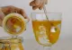 Băutura banală care poate îmbunătăți digestia. Conține doar 1 ingredient, care amestecat cu apă reglează tranzitul intestinal