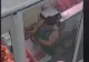 Imagini revoltătoare. O femeie de la măcelărie șterge carnea cu o cârpă murdară! VIDEO