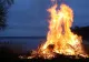 Român cercetat pentru omor calificat după o crimă de o cruzime extremă. A îngropat un om sub o stivă de lemne, apoi l-a incendiat