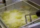 Cât de des ar trebui să schimbi uleiul din friteuză. Cum îți dai seama că nu mai este sigur pentru consum