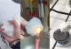 Trend bizar pe TikTok: românii dau foc la zăpadă pentru a demonstra că este „falsă”