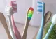 La cât timp trebuie schimbată periuța de dinți. Ce recomandă stomatologii