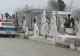  Tânăr reținut după vandalizarea a 18 morminte cu simboluri interzise, într-un cimitir din Bacău