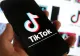 Studiu îngrijorător: copiii din România folosesc TikTok de la 5 ani. Aproape 50% dintre minori risipesc 6 ore pe zi pe internet