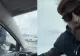 VIDEO. Momentul în care un șofer agresiv sare la bătaie în parcarea unui mall. Bărbatul dă cu pumnii și picioarele într-o mașină până îi sparge parbrizul
