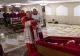 Ceremonie solemnă la Vatican: Papa Francisc va fi condus pe ultimul drum în veșminte roșii. Care este codul vestimentar impus participanților