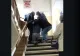 România umilită. Pacient cu probleme la picioare, târât pe scări de două persoane pentru a ajunge la cabinetul medicului VIDEO