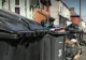 Orașul care a fost îngropat sub gunoaie. S-a declarat STARE DE URGENȚĂ din cauza tonelor de deșeuri de pe străzi