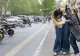 Orașul unde autoritățile le cer oamenilor sub 50 de kilograme să stea în case, ca să nu fie luați pe sus de vânt