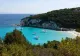 Insula ascunsă din Grecia cu ape ca în Caraibe și doar 21 de locuitori. Un loc divin cu peisaje unice