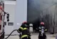 Incendiu puternic la o hală cu panouri fotovoltaice. Fumul dens a cuprins zona