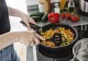 Alimentul pe care nu trebuie să îl gătești într-o tigaie antiaderentă. Foarte multe gospodine fac această greșeală 