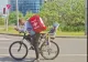 Un tată devotat, surprins livrând pe bicicletă cu fiul adormit în spate. Imaginile au stârnit valuri de emoție pe TikTok - VIDEO
