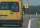 Microbuz școlar, filmat în timp ce mergea cu ușa deschisă: imagini uluitoare VIDEO