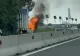 Accident grav pe DN1, lângă Ciolpani: mașină, în flăcări după ce a lovit o bornă kilometrică, iar șoferul a rămas blocat înăuntru