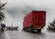 Salvare dramatică în China: un șofer de camion a fost recuperat de pe un pod prăbușit. Alunecare de teren masivă