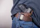 Bărbat arestat după ce și-a bătut soția și a încălcat ordinul de protecție. Poliția i-a găsit un pistol și cartușe în locuință