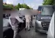 Scandal uriaș! Nuntașii au blocat șoseaua ca să se ia la harță în Londra