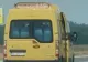 Microbuz școlar, filmat în timp ce rula cu ușa deschisă și cu elevi în interior pe o șosea din Bihor - VIDEO