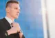 Escrocherie cu tupeu. Un bărbat s-a dat vicepremierul României și a lăsat victimele fără zeci de mii de lei