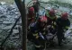 Un bărbat și o femeie, salvați contracronometru, după ce au căzut într-o prăpastie din Defileul Jiului