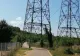 Anomalia dintr-o localitate din România. Autoritățile nu știu cine a fost primul - drumul sau stâlpul